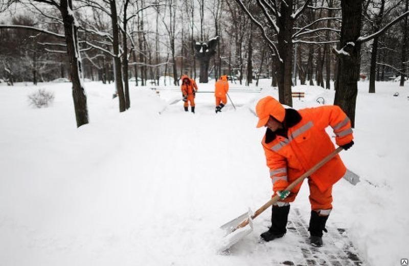 Уборка снега дворниками